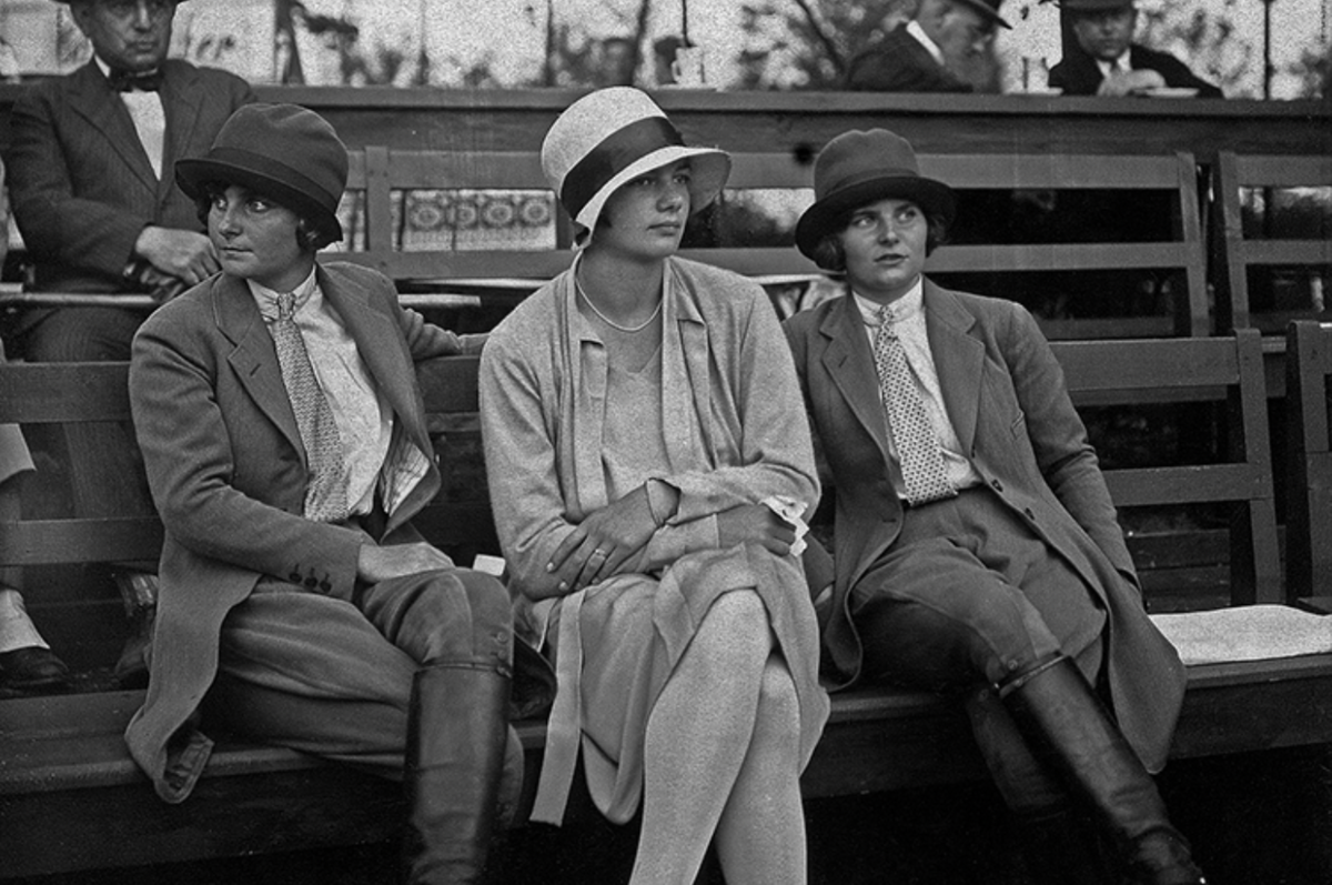Twin sisters Sally and Ruth Katz (left and right) as spectators at Polo Week in Berlin-Frohnau in 1928. (Photo © Ullstein-Bild/Zander&Labisch)